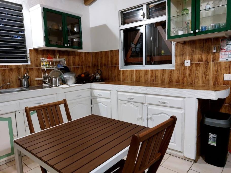 La Petite Maison, Spacieuse, Avec Jardin / Parking Sainte-Rose Exterior foto